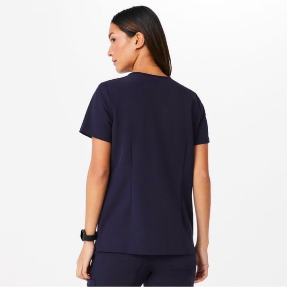 Figs Casma Three Pocket Scrub Top in Navy Blue- XXS - Picture 4 of 6